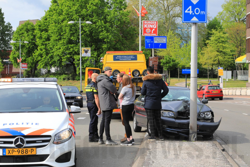 Auto knalt tegen lantaarnpaal