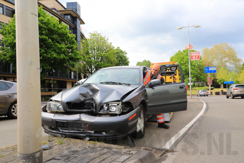 Auto knalt tegen lantaarnpaal