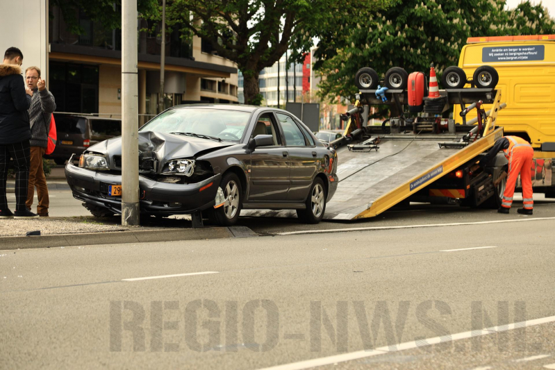 Auto knalt tegen lantaarnpaal