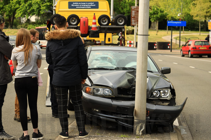 Auto knalt tegen lantaarnpaal