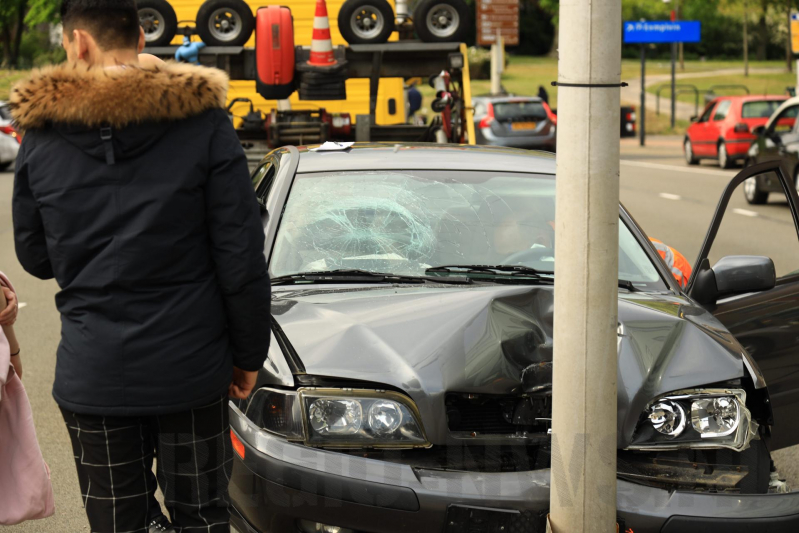 Auto knalt tegen lantaarnpaal