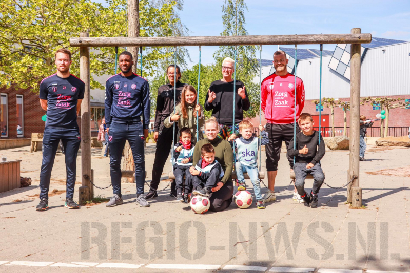 FC Utrecht spelers voetballen met BSO-kids voor WKZ
