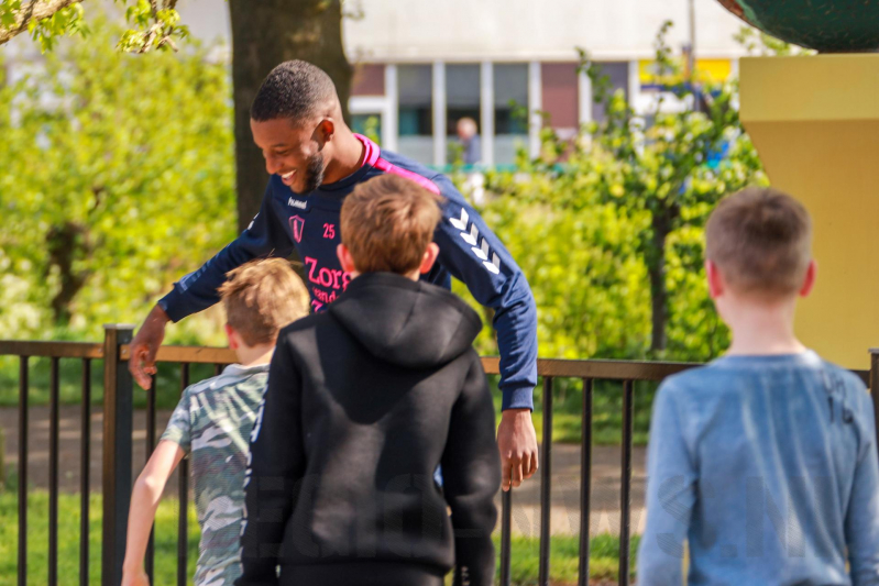 FC Utrecht spelers voetballen met BSO-kids voor WKZ