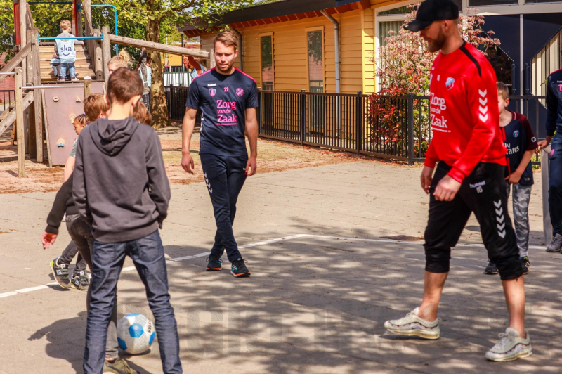 FC Utrecht spelers voetballen met BSO-kids voor WKZ