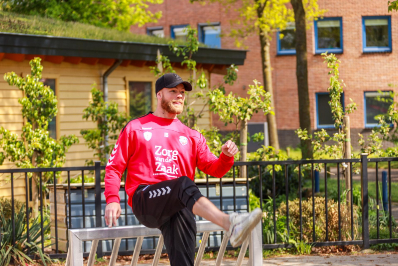 FC Utrecht spelers voetballen met BSO-kids voor WKZ