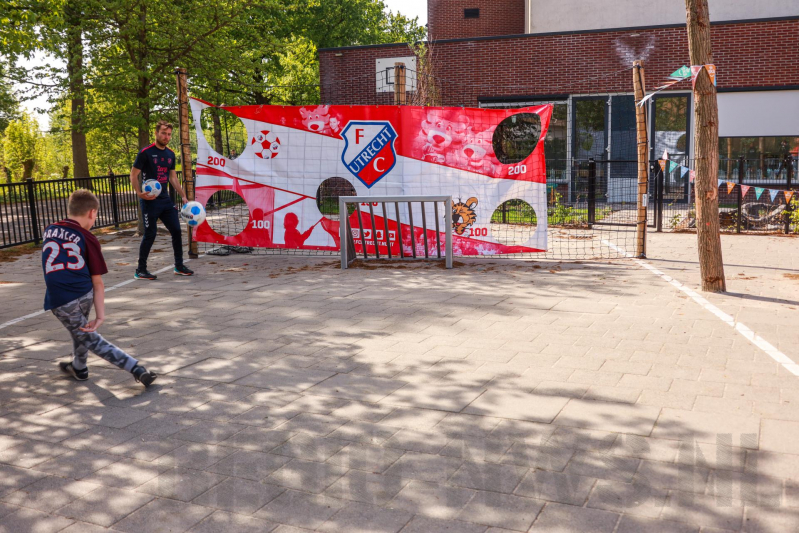 FC Utrecht spelers voetballen met BSO-kids voor WKZ