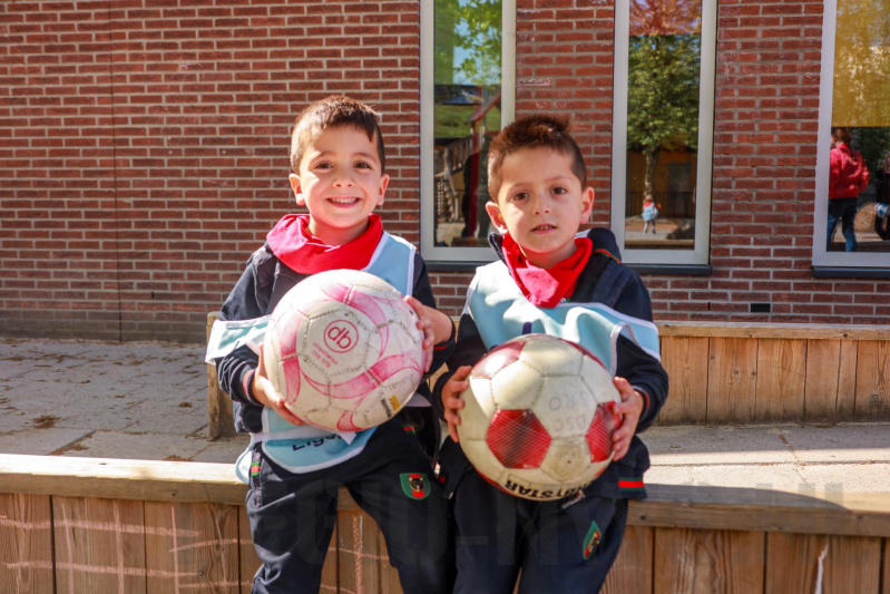 FC Utrecht spelers voetballen met BSO-kids voor WKZ