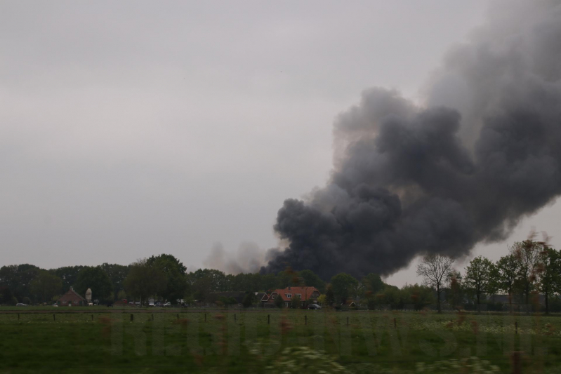 Grote kippenschuur met mogelijk 16.000 kippen in brand