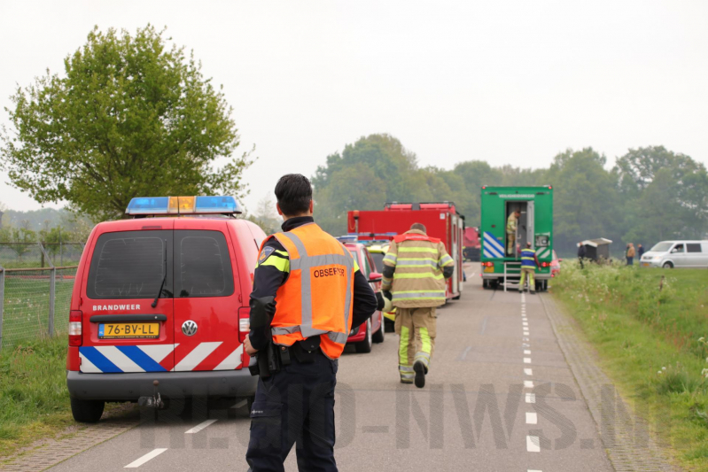 Grote kippenschuur met mogelijk 16.000 kippen in brand