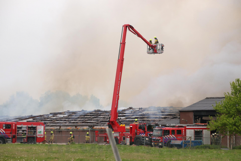 Grote kippenschuur met mogelijk 16.000 kippen in brand