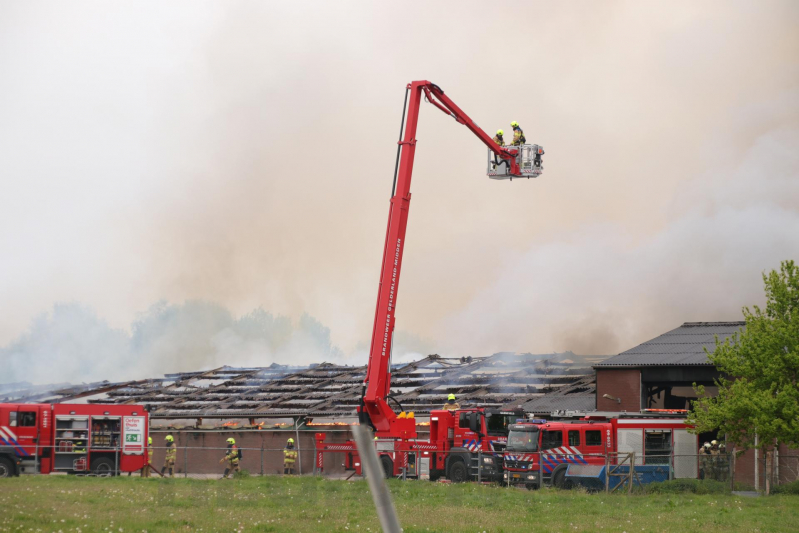 Grote kippenschuur met mogelijk 16.000 kippen in brand