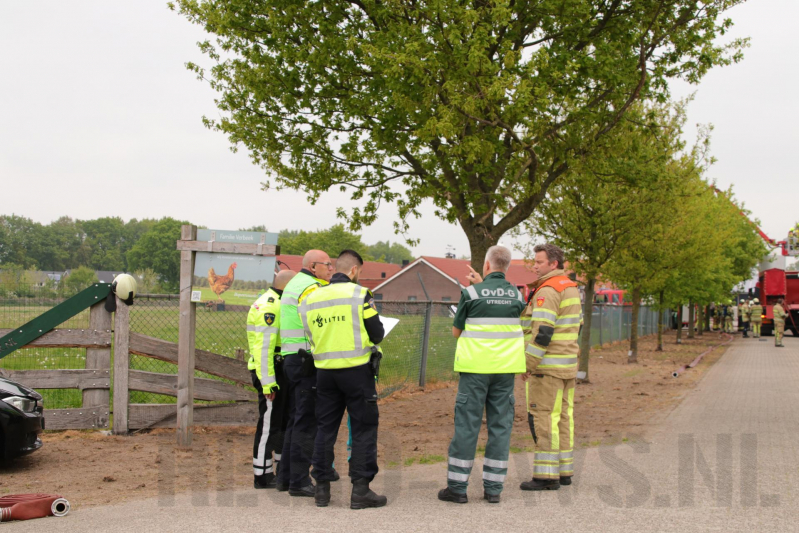 Grote kippenschuur met mogelijk 16.000 kippen in brand