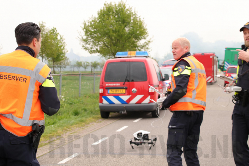 Grote kippenschuur met mogelijk 16.000 kippen in brand