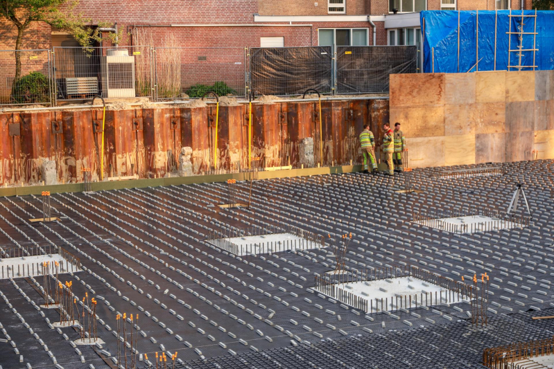 Zoekactie naar gevallen eendjes op bouwplaats