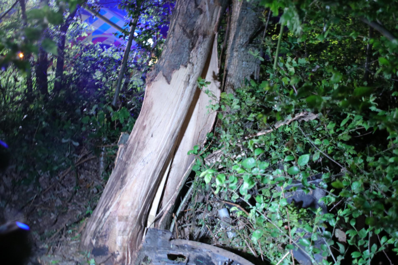 Auto belandt naast de snelweg