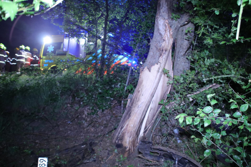 Auto belandt naast de snelweg