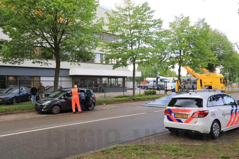 Twee auto's botsen op kruising