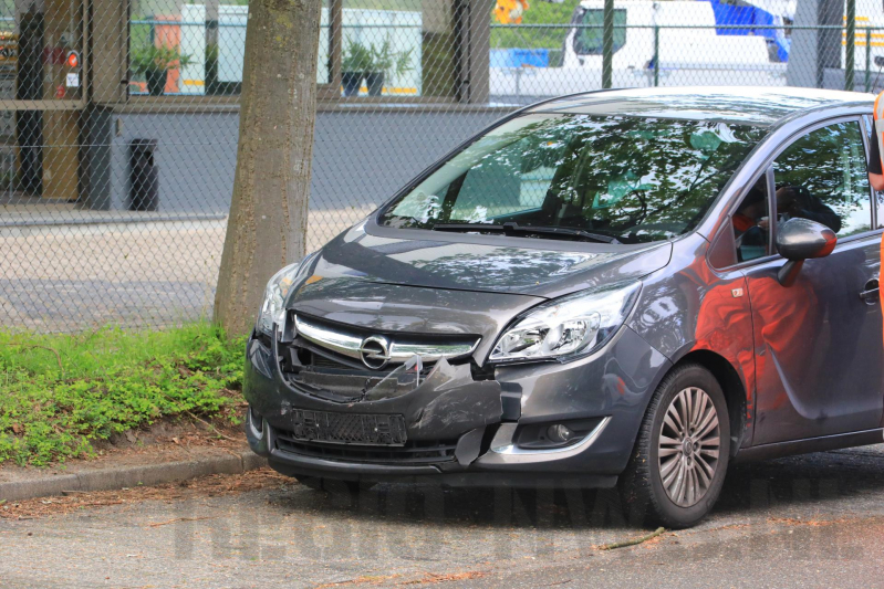 Twee auto's botsen op kruising