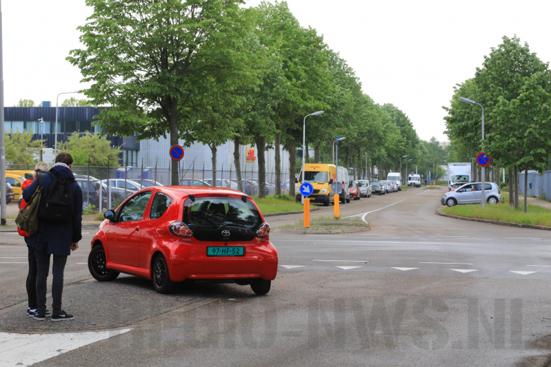 Twee auto's botsen op kruising