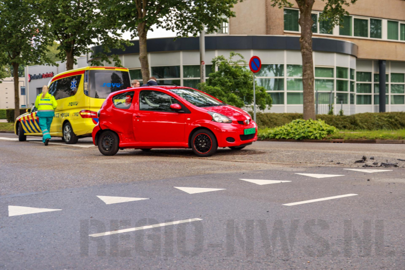 Twee auto's botsen op kruising