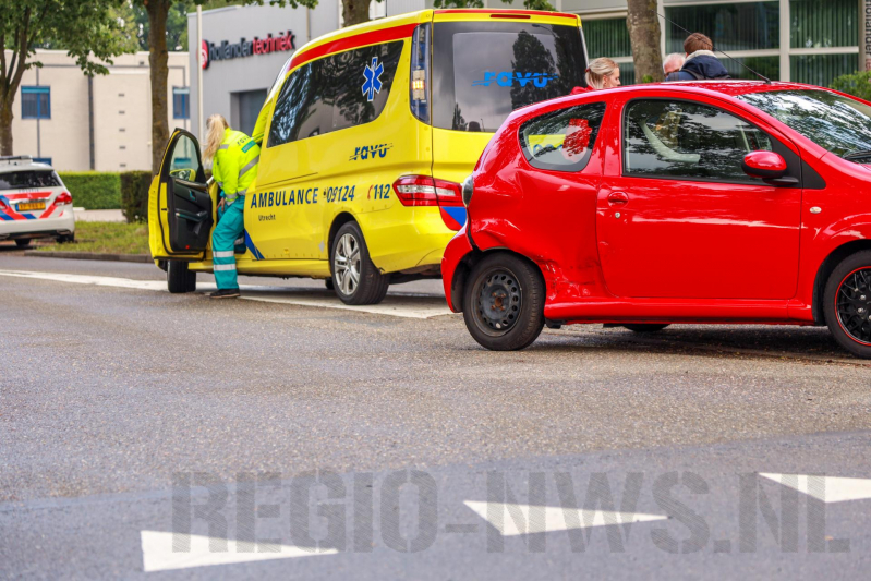 Twee auto's botsen op kruising