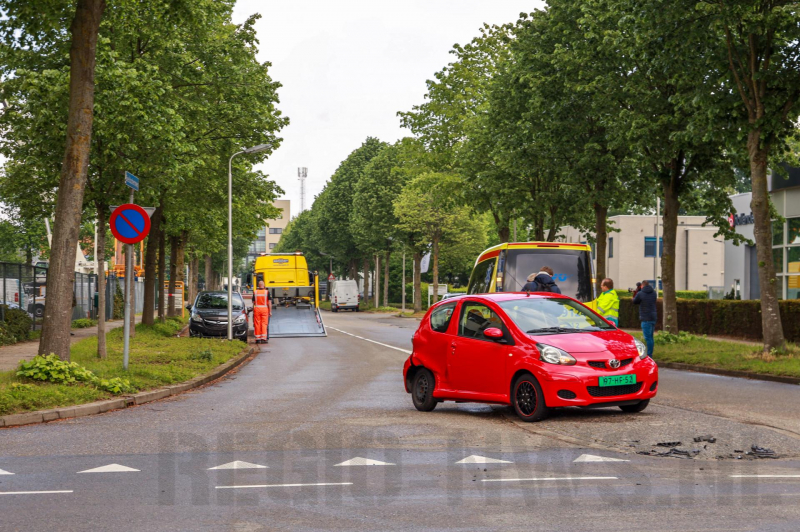 Twee auto's botsen op kruising