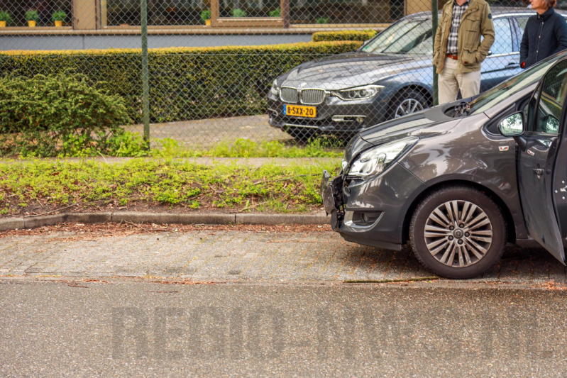 Twee auto's botsen op kruising