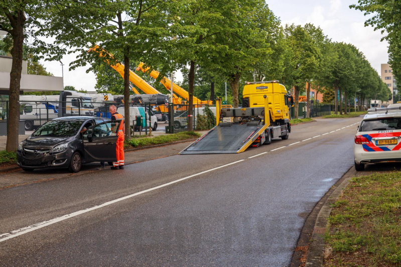 Twee auto's botsen op kruising