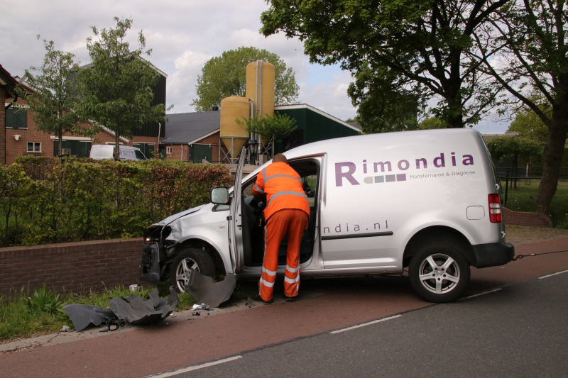 Bestelwagen belandt in de sloot bij aanrijding