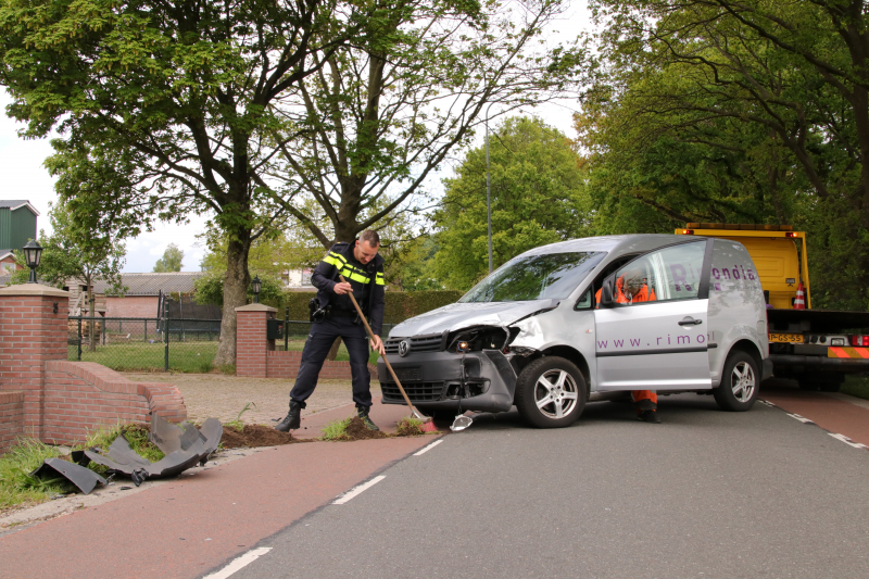 Bestelwagen belandt in de sloot bij aanrijding