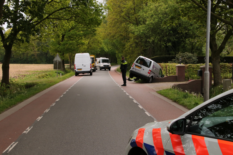 Bestelwagen belandt in de sloot bij aanrijding