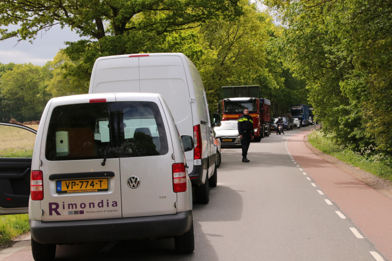 Bestelwagen belandt in de sloot bij aanrijding