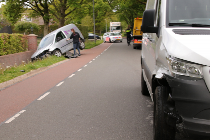 Bestelwagen belandt in de sloot bij aanrijding