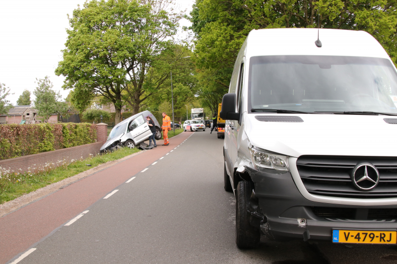 Bestelwagen belandt in de sloot bij aanrijding