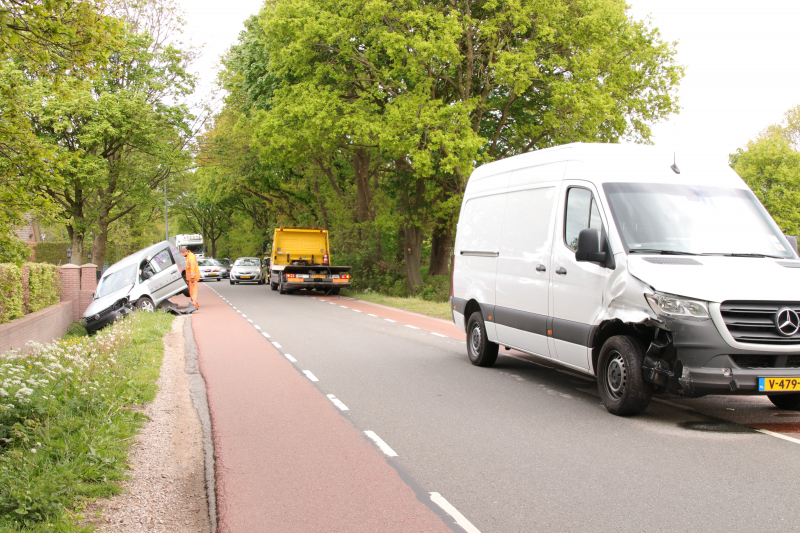Bestelwagen belandt in de sloot bij aanrijding