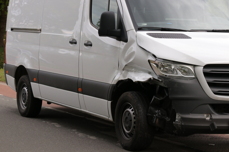 Bestelwagen belandt in de sloot bij aanrijding