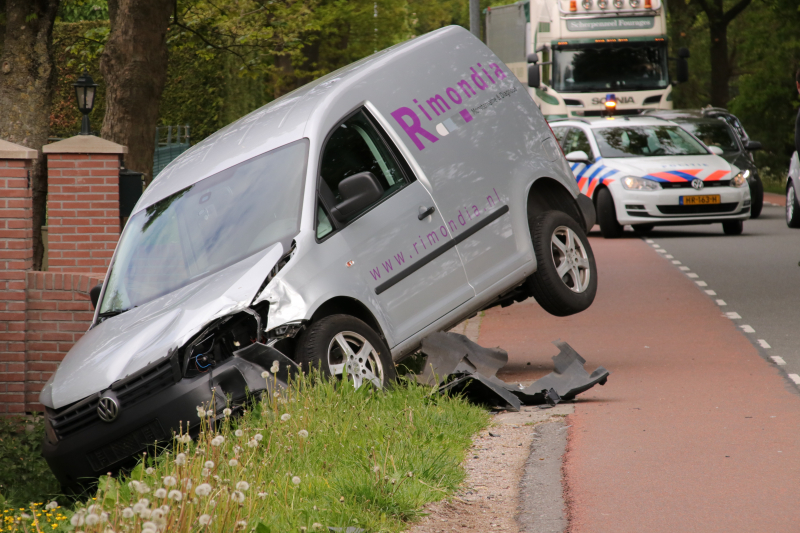 Bestelwagen belandt in de sloot bij aanrijding