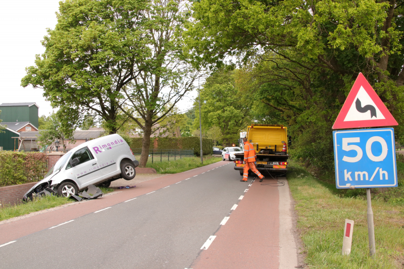 Bestelwagen belandt in de sloot bij aanrijding