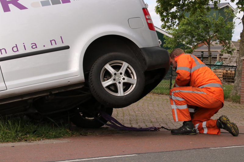 Bestelwagen belandt in de sloot bij aanrijding
