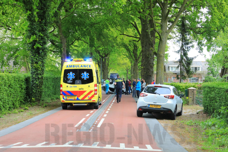 Auto slaat over de kop