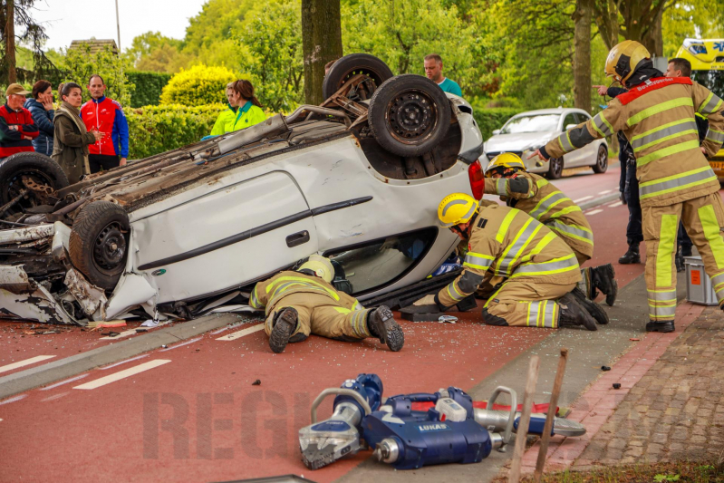 Auto slaat over de kop