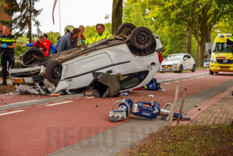 Auto slaat over de kop