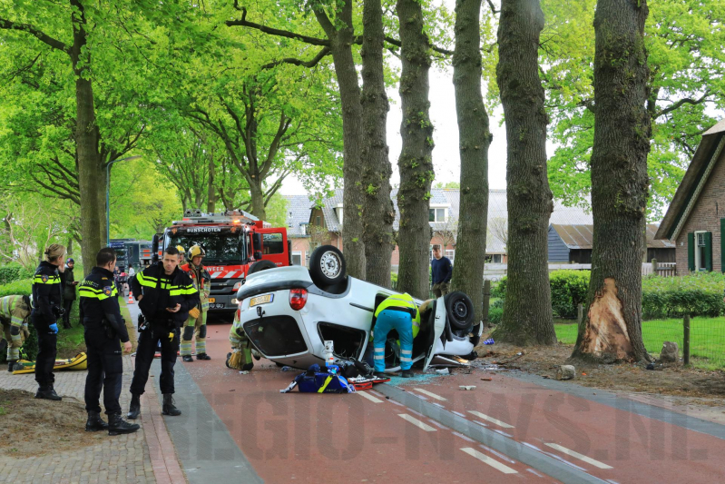 Auto slaat over de kop