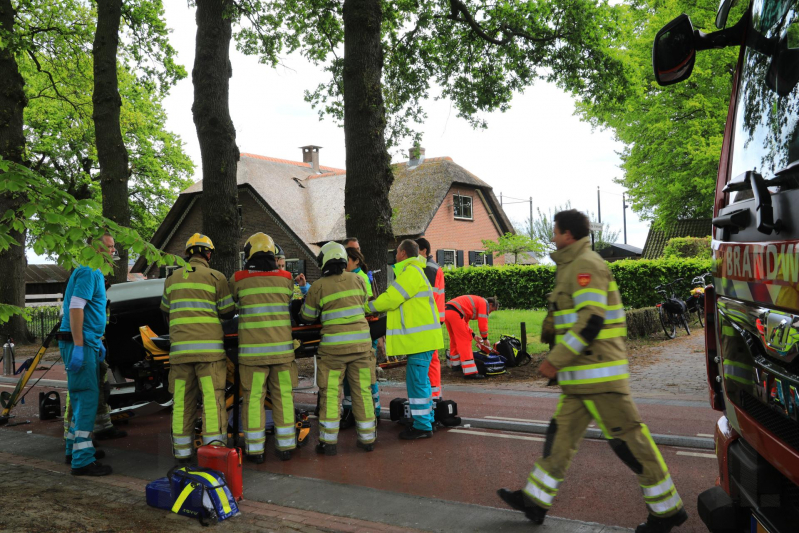 Auto slaat over de kop