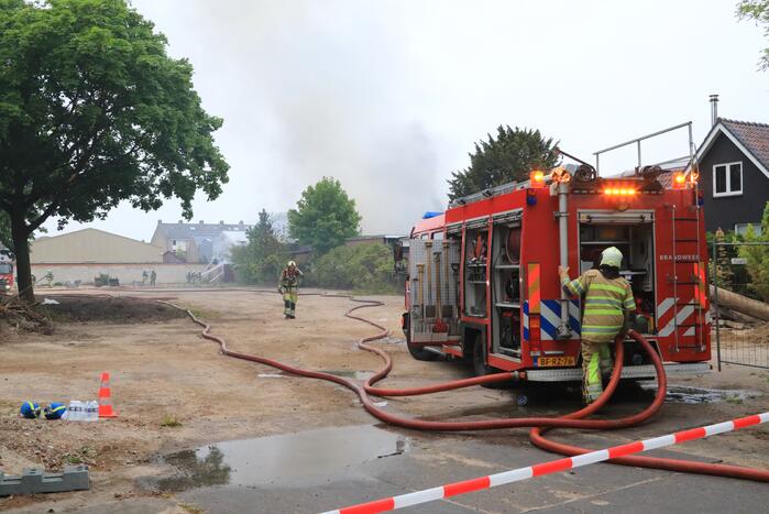 Grote brand verwoest loods in woonwijk