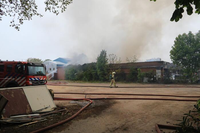 Grote brand verwoest loods in woonwijk