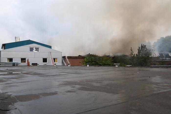 Grote brand verwoest loods in woonwijk