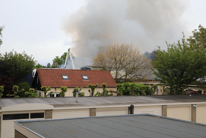 Grote brand verwoest loods in woonwijk