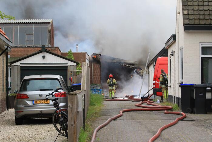 Grote brand verwoest loods in woonwijk