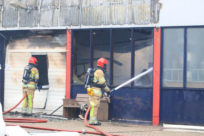 Grote brand verwoest loods in woonwijk